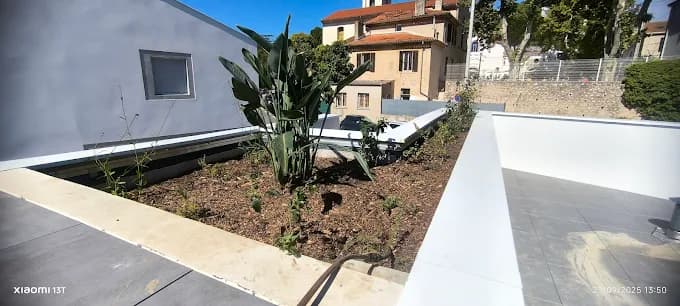 Massif planté avec arrosage installé par Cyrus Paysage