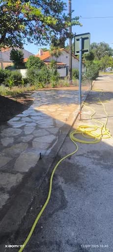 Remise en état et nettoyage d'un trottoir pavé en pierre naturelle