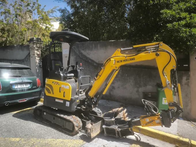 Mini-pelle sur chenilles utilisée pour un chantier de terrassement