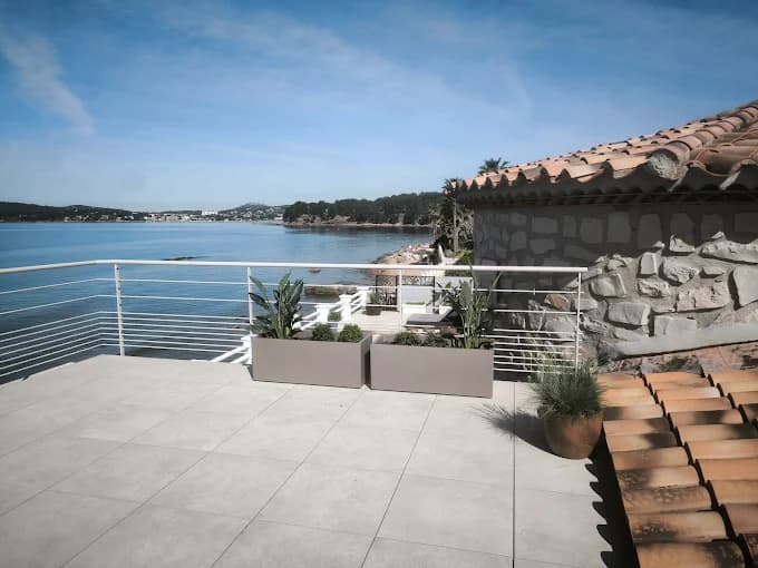 Terrasse face à la mer avec jardinières et garde-corps