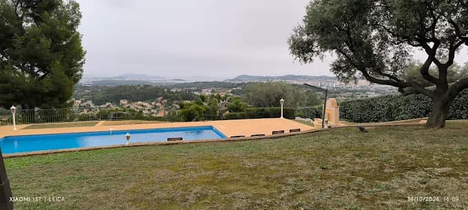 Pelouse et piscine avec vue panoramique aménagées par Cyrus Paysage